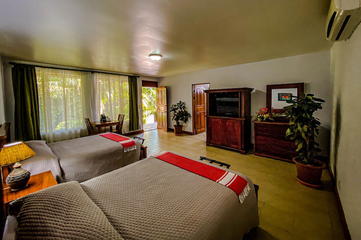 Doppia Deluxe, 2 letti queen, vista giardino | Biancheria da letto di alta qualità, minibar, una cassaforte in camera
