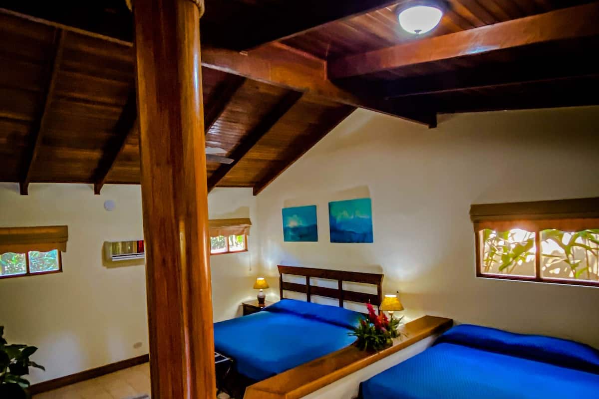 Suite monolocale familiare, patio, vista giardino | Biancheria da letto di alta qualità, minibar, una cassaforte in camera