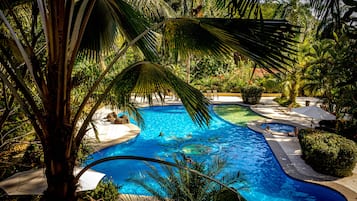 Una piscina al aire libre, camas de piscina gratis