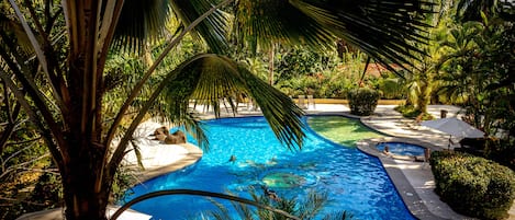 Una piscina al aire libre, cabañas de piscina gratuitas, tumbonas