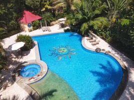 Una piscina al aire libre, camas de piscina gratis