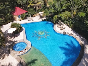 Piscina externa, funciona das 8h às 22h, barracas de cortesia