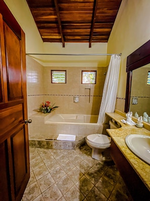 Bañera con ducha, artículos de tocador gratuitos, secador de pelo