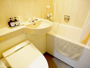 A bathroom with a sink, toilet, and bathtub. - Shin-Osaka Youth Hostel (Osaka)
