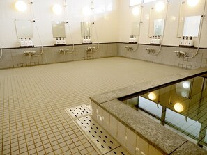 Slippers, towels - Shin-Osaka Youth Hostel (Osaka)