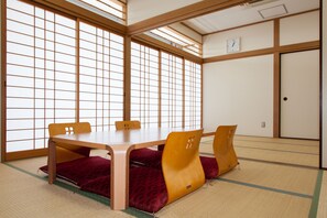 Blackout curtains, bed sheets - Shin-Osaka Youth Hostel (Osaka)