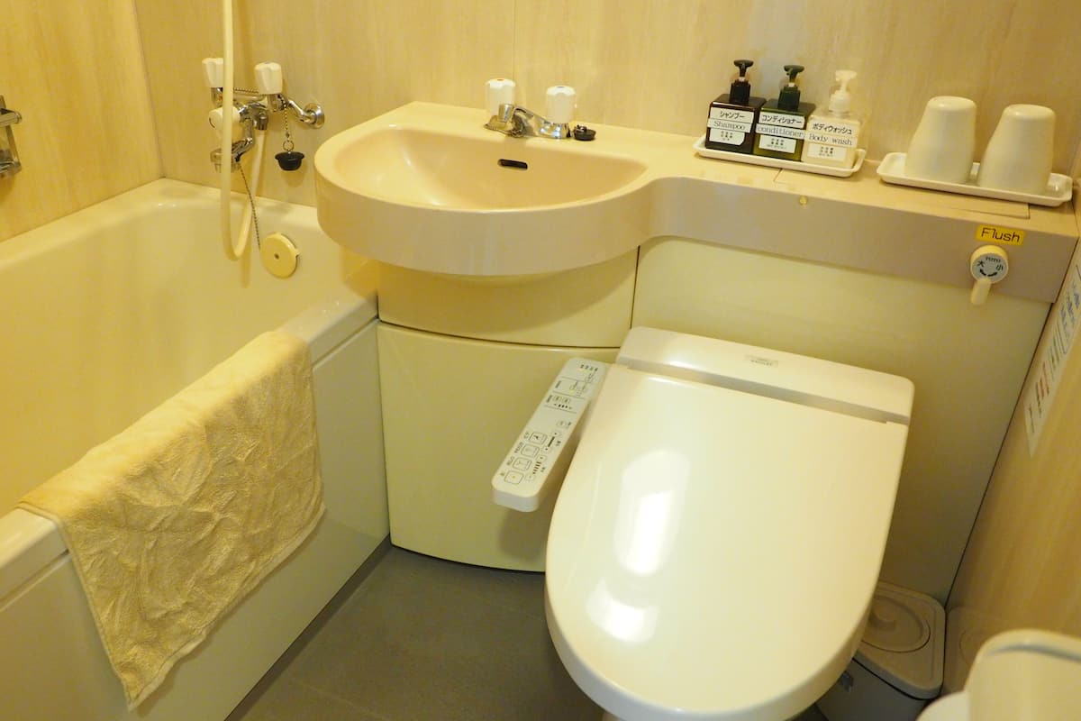 Une salle de bain avec une baignoire, un lavabo et des toilettes.