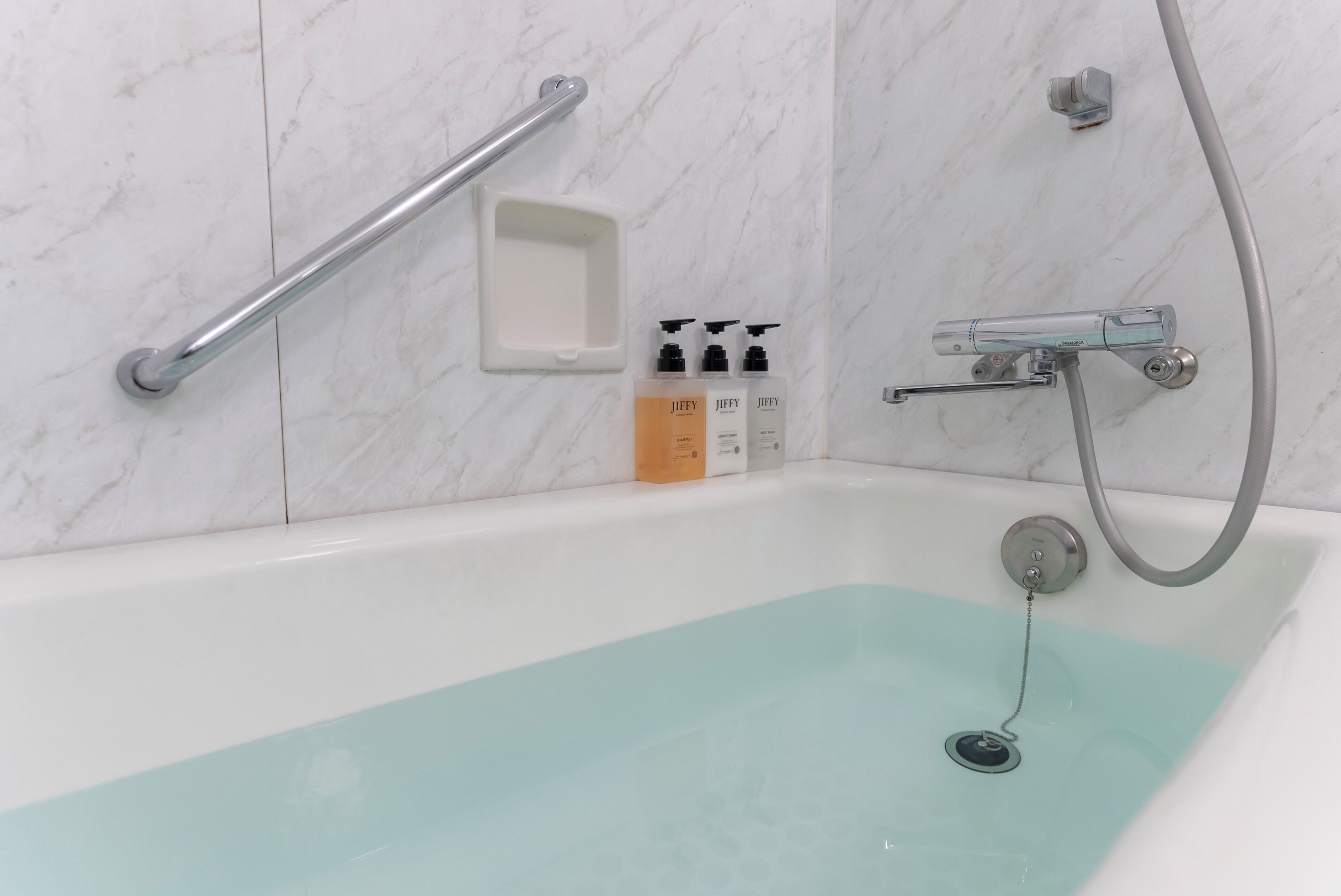 standard twin room non smoking | bathroom | combined shower/bathtub, deep-soaking bathtub, free toiletries