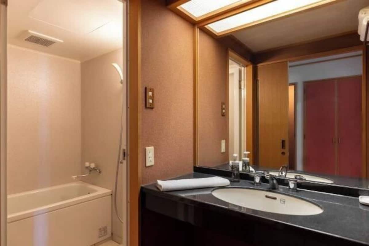 Bathroom | Combined shower/tub, deep soaking tub, free toiletries, hair dryer