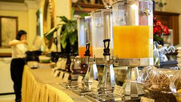 Daily continental breakfast (TWD 385 per person)