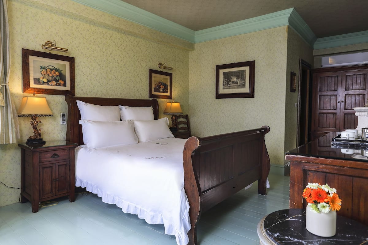 Royal Suite | In-room safe, individually decorated, desk, blackout drapes