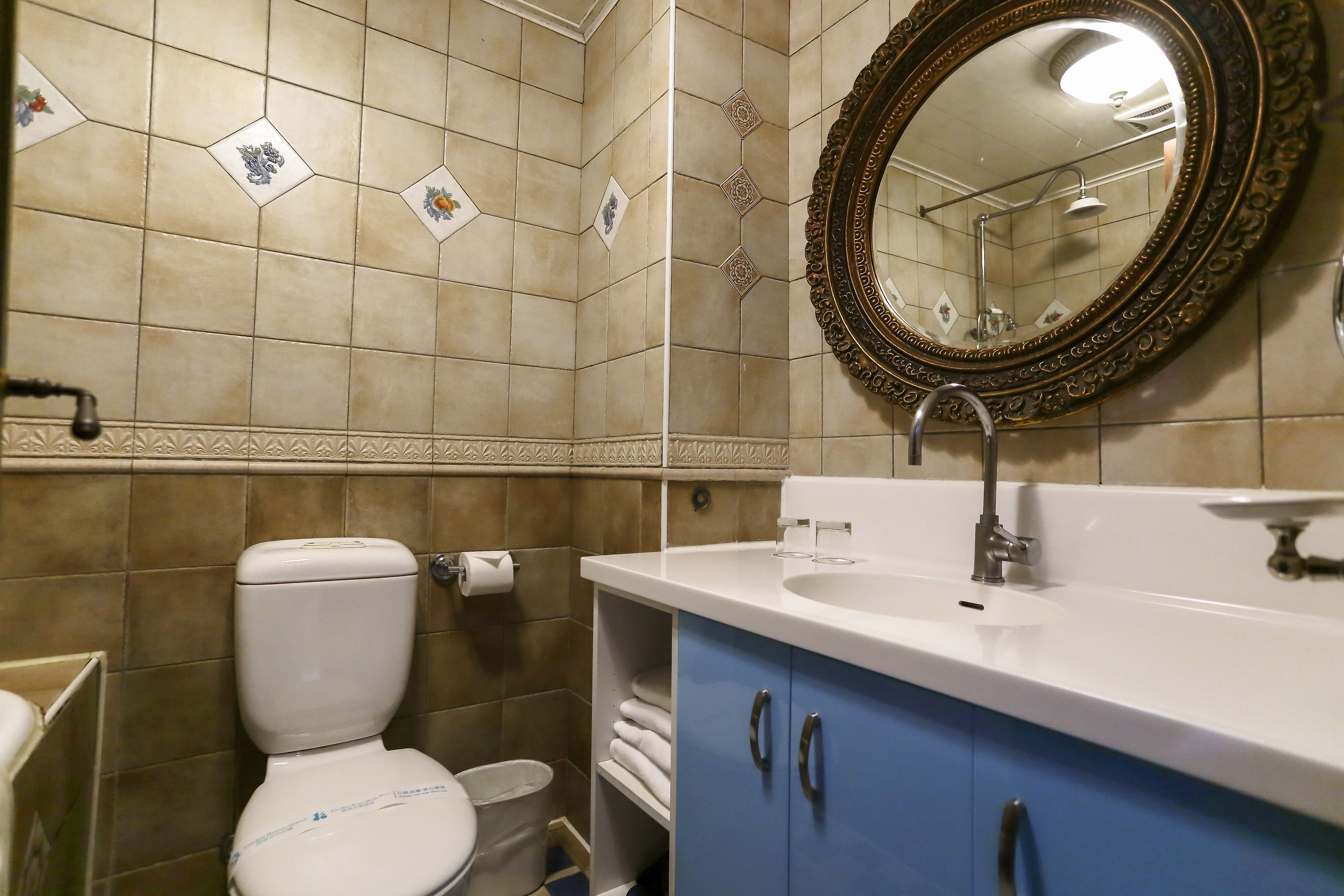 combined shower/bathtub, free toiletries, hair dryer, slippers