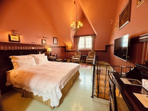 Deluxe-þakíbúð | Öryggishólf í herbergi, sérhannaðar innréttingar, skrifborð