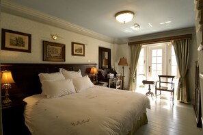 Cofres nos quartos, individualmente decorados, escrivaninha