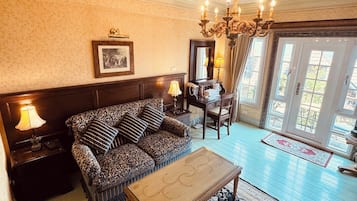 Penthouse Deluxe | Sala de estar | Televisión