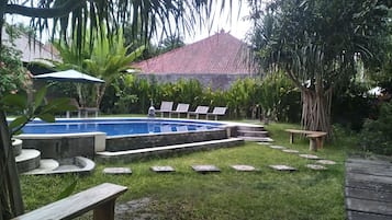 Kolam renang outdoor, dengan kursi berjemur