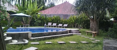 Kolam renang outdoor, dengan kursi berjemur