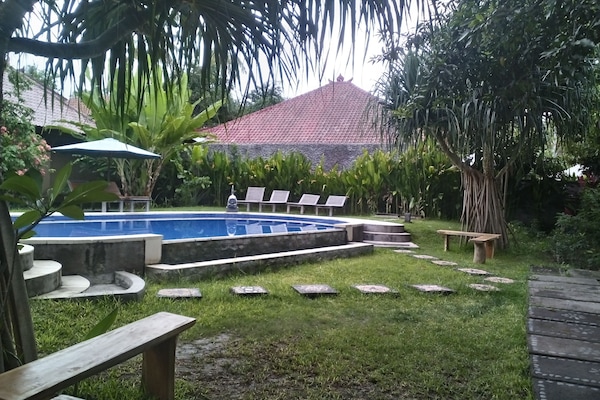 Ulkouima-allas, aurinkotuoleja