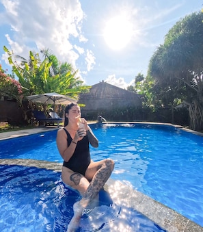 Outdoor pool, sun loungers - Suka Sari Cottages (Pemuteran)