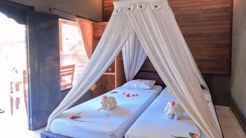 高级双人房或双床房 | 1 多间卧室、办公桌、免费 WiFi、床单