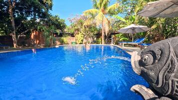 Piscina externa, espreguiçadeiras