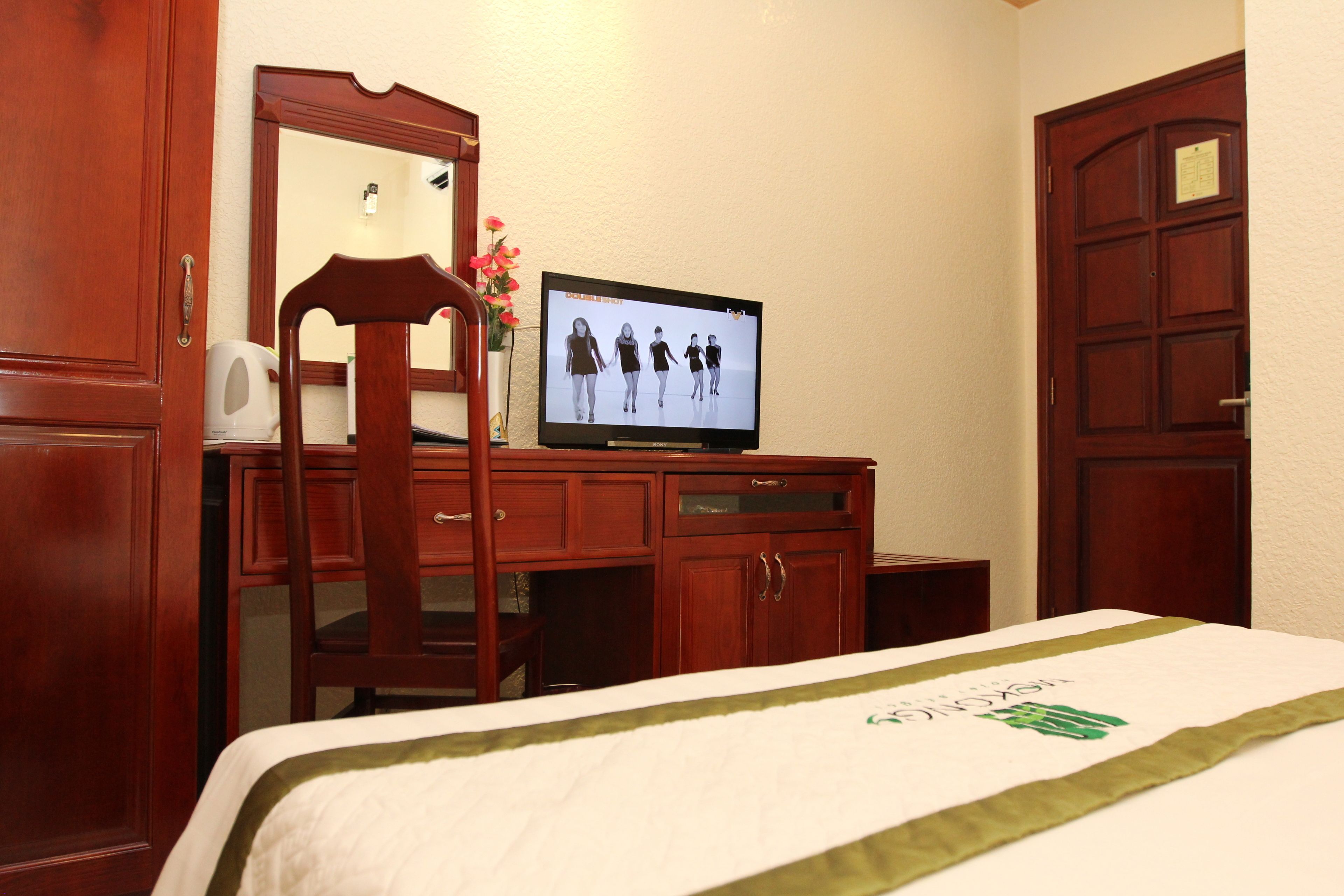 standard single room | premium bedding, minibar, desk, blackout curtains