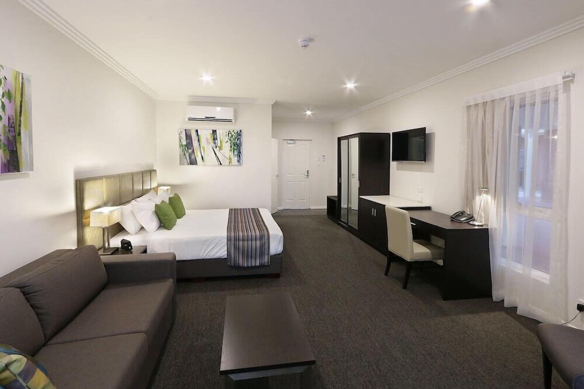 Ropa de cama de alta calidad, camas con pillow-top y minibar