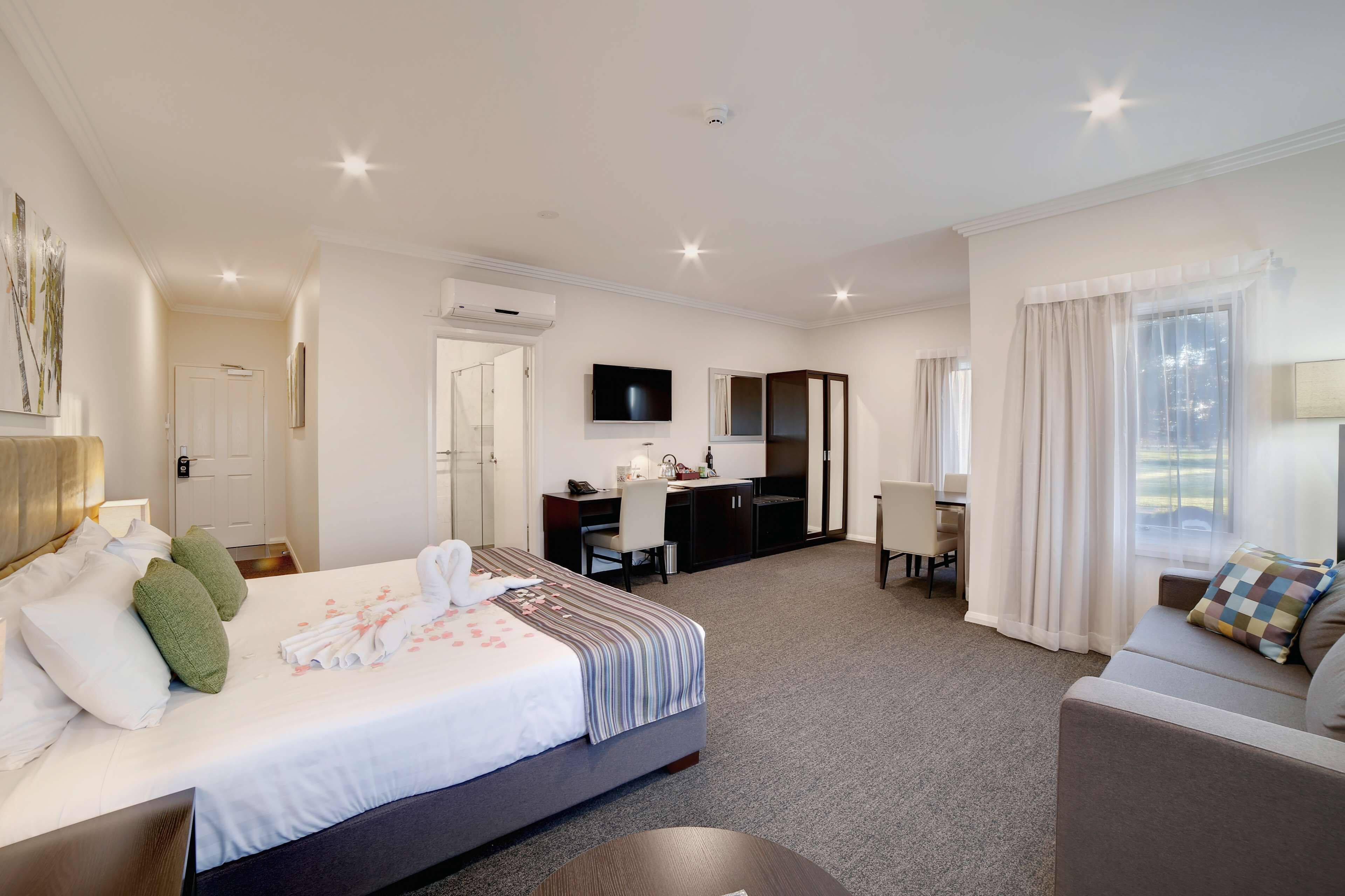 standard room, 1 king bed with sofa bed, non smoking (with sofabed) | premium bedding, pillow-top beds, minibar, in-room safe