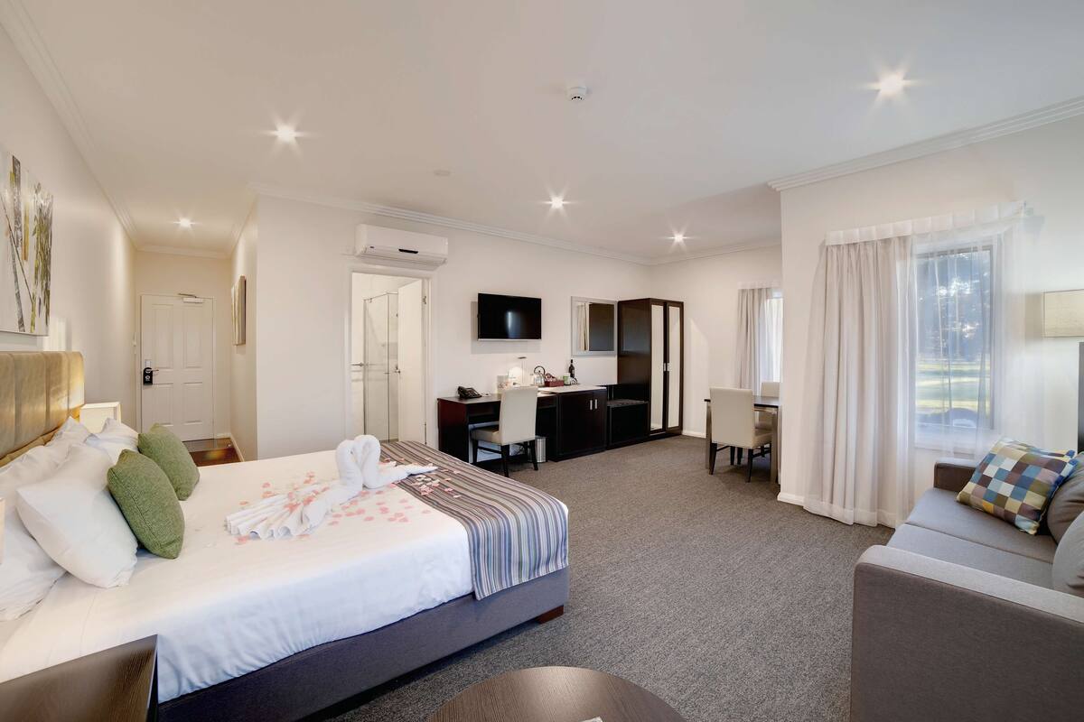 standard room, 1 king bed with sofa bed, non smoking (with sofabed) | premium bedding, pillow-top beds, minibar, in-room safe