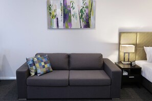 Literie de qualité, lit avec matelas à plateau-coussin, minibar