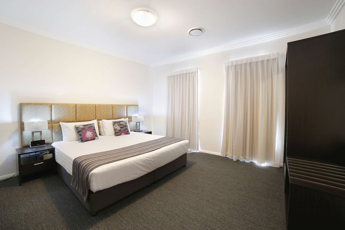 Ropa de cama de alta calidad, colchones con acolchado adicional, minibar