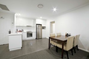 Appartement Standard, Plusieurs lits, non-fumeur, cuisinette (Living Room) | Cuisine privée | Cafetière-théière, bouilloire électrique, essuie-tout