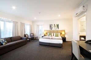 标准房, 1 张特大床, 无烟房, 公园景观 (Larger Room) | 高档床上用品、加厚床垫、迷你吧、客房内保险箱