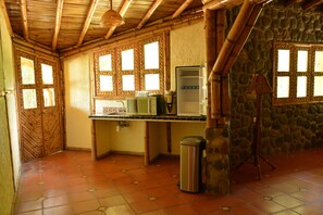 Comfort-Villa, 2 Schlafzimmer, Flussblick | Wohnbereich | 32-Zoll-Fernseher mit Satellitenempfang
