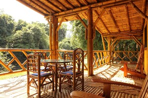 Deluxe-huvila, 2 makuuhuonetta, jokinäköala | Terassi/patio