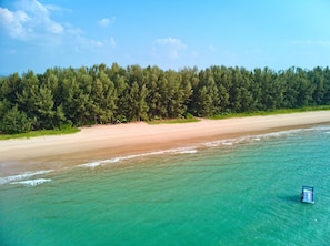 หาดส่วนตัว, เก้าอี้อาบแดด, ร่มชายหาด, ผ้าเช็ดตัวชายหาด