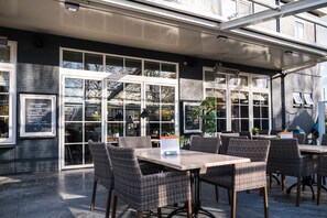 บริการอาหารกลางวันและอาหารเย็น