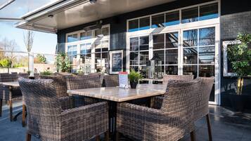 Serveert lunch en diner