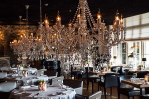 บริการอาหารกลางวันและอาหารเย็น