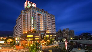 A multi-story hotel with a prominent sign on the top. - Cheng Pao Hotel (Puli)