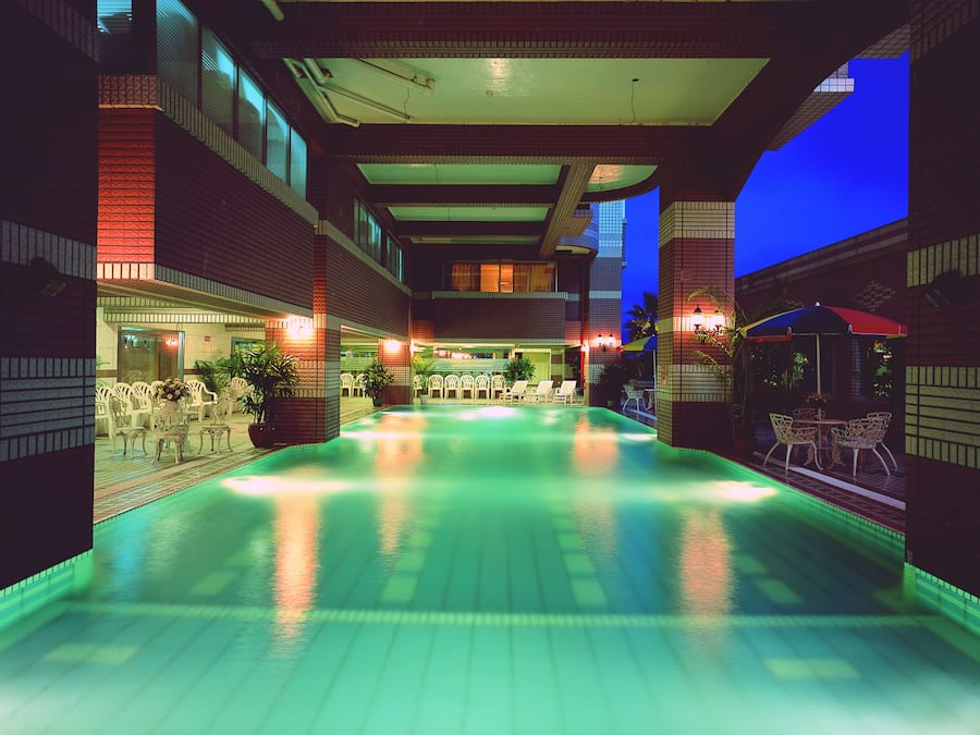 Alberca techada y alberca al aire libre