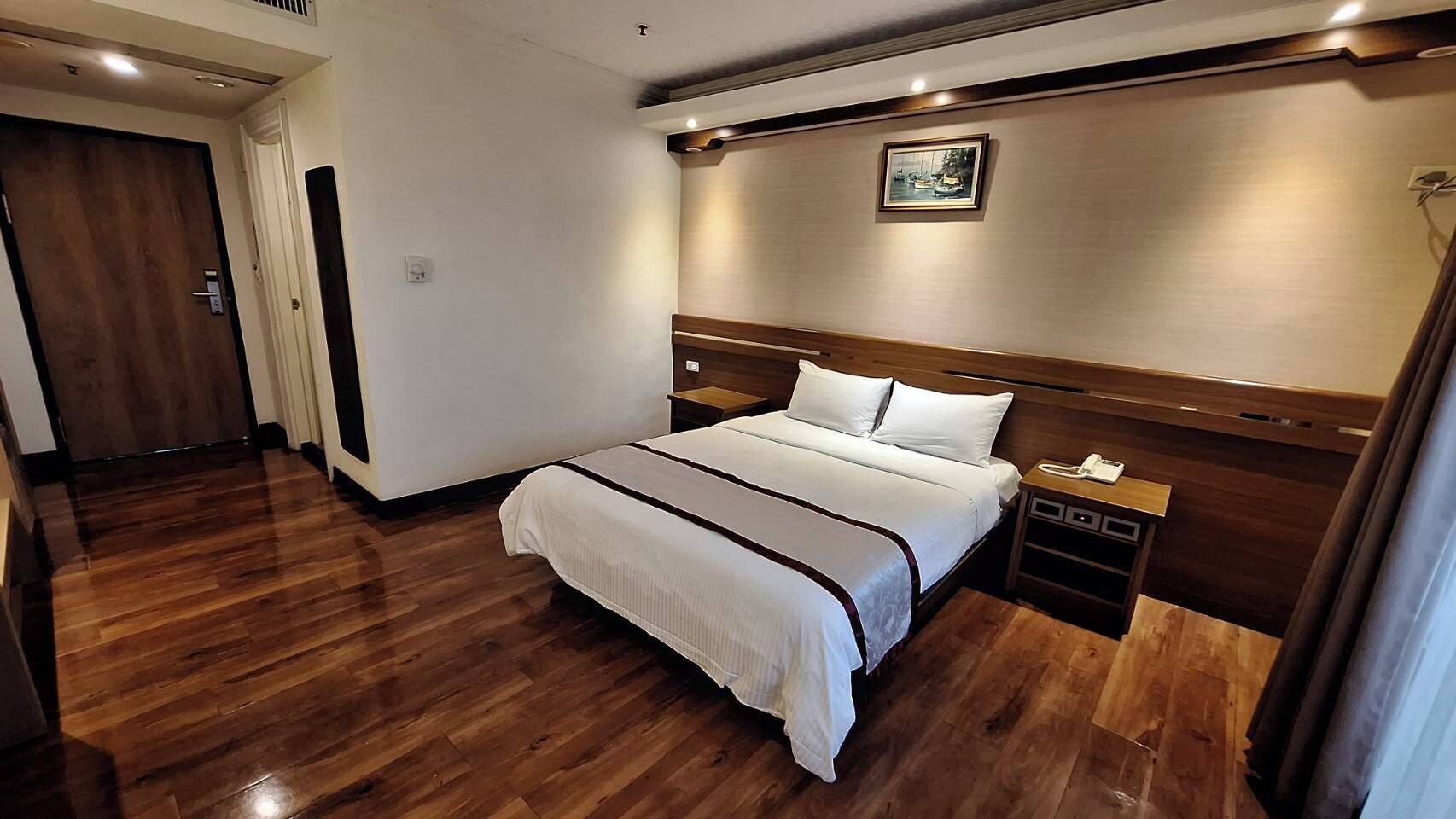 Standard Double Room | 1 bedroom, in-room safe, desk, laptop workspace