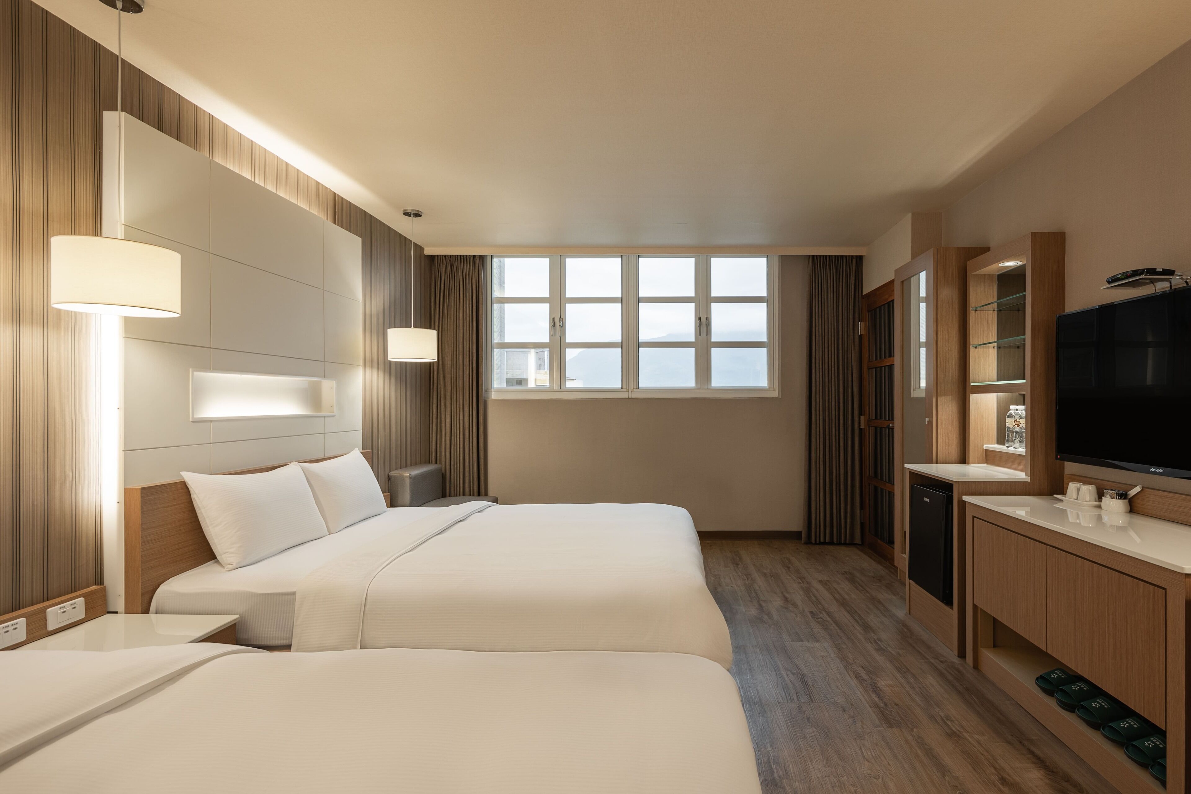 Perhehuone | Ylelliset vuodevaatteet, työpöytä