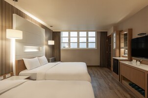 Perhehuone | Ylelliset vuodevaatteet, työpöytä