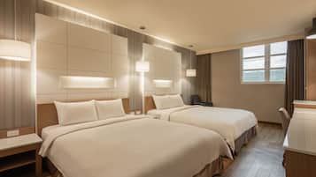 Superior vierpersoonskamer | Luxe beddengoed, een bureau, een laptopwerkplek