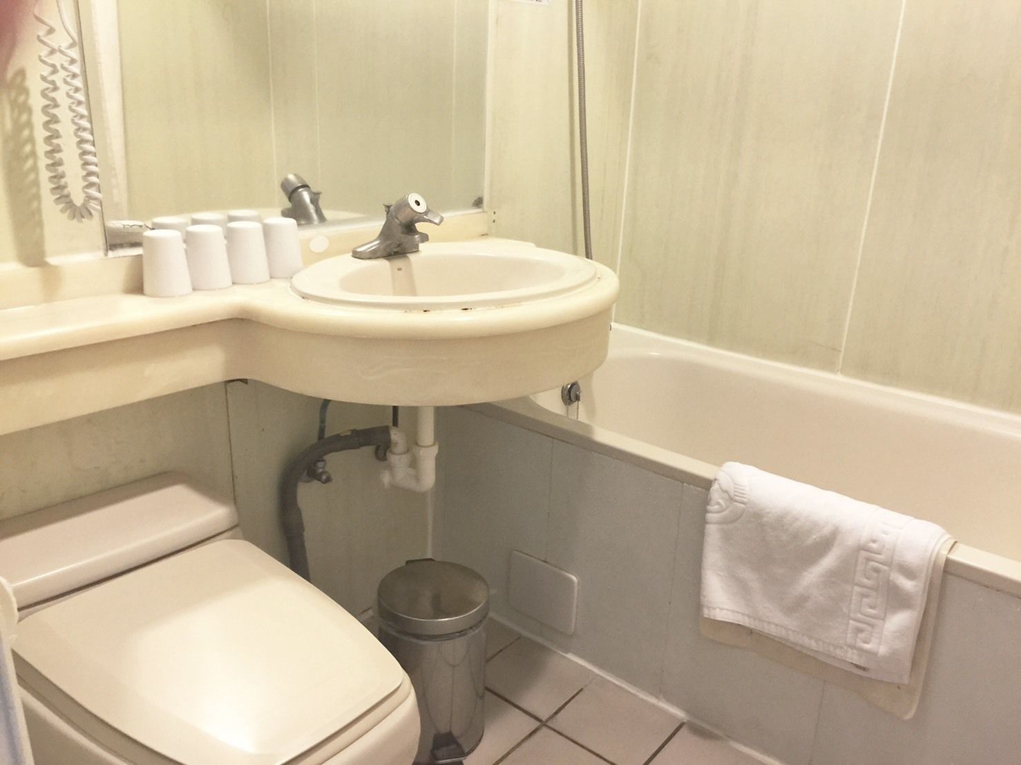 Une salle de bain avec des toilettes, un lavabo et une baignoire.
