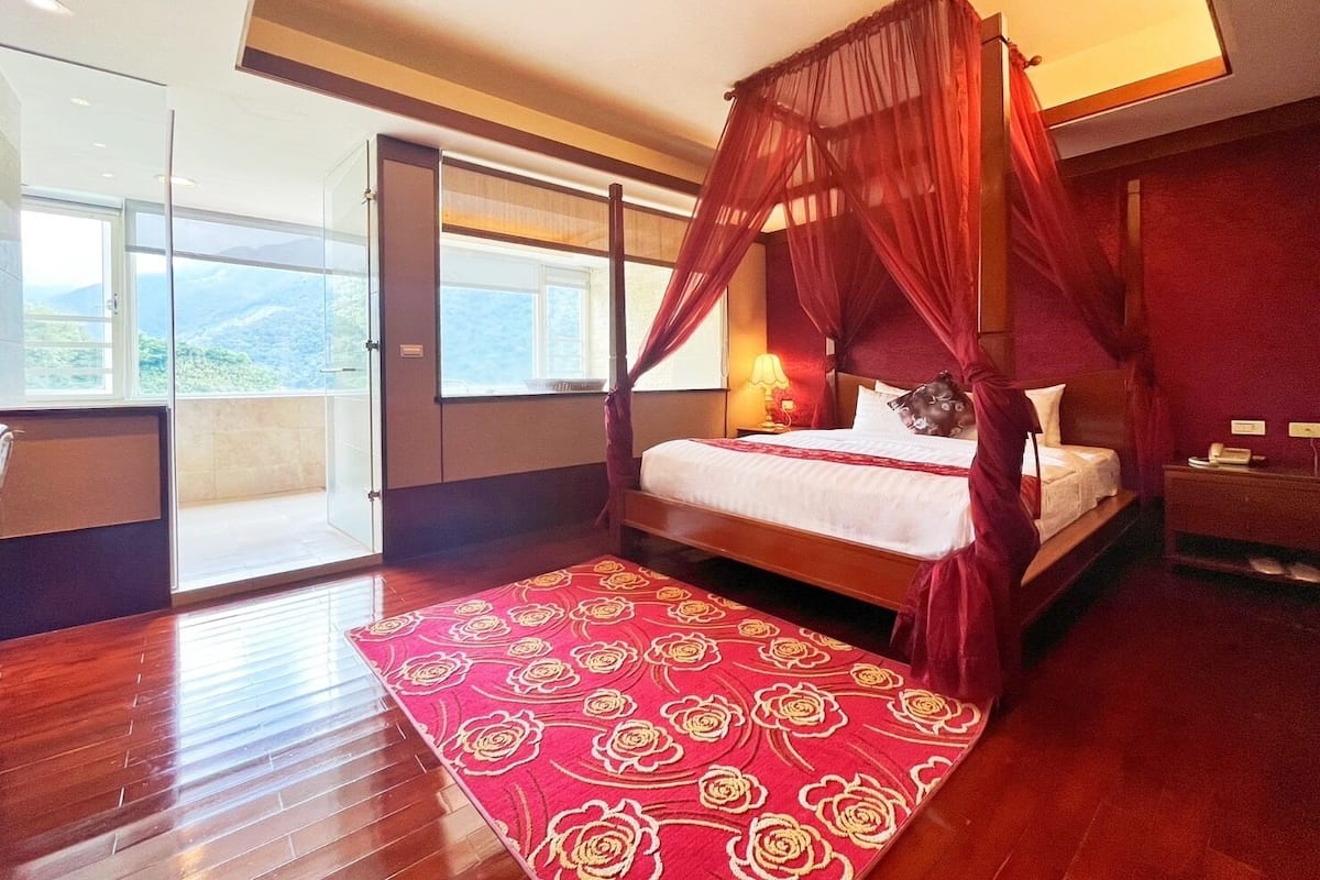 Rom – deluxe, fjellutsikt | Wi-fi (inkludert) og sengetøy