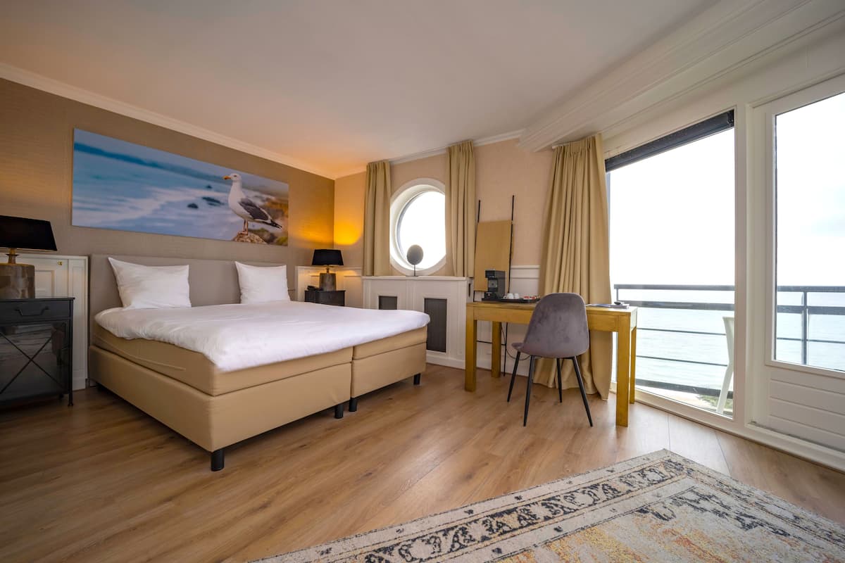 junior suite | premium bedding, pillow-top beds, in-room safe, desk