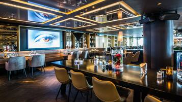 2 nhà hàng, phục vụ bữa sáng, bữa trưa, món ăn mang phong cách quốc tế