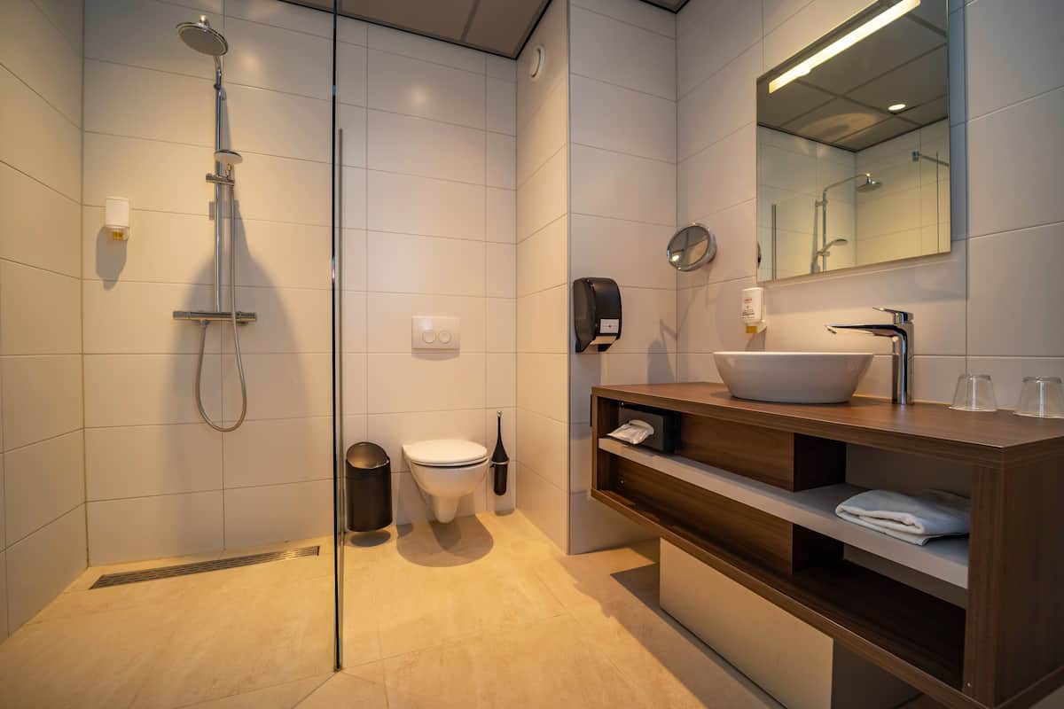 luxury double room | bathroom | eco-friendly toiletries, hair dryer, towels
